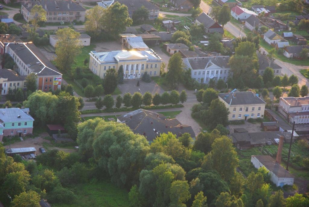 Вид сверху на город Новоржев.