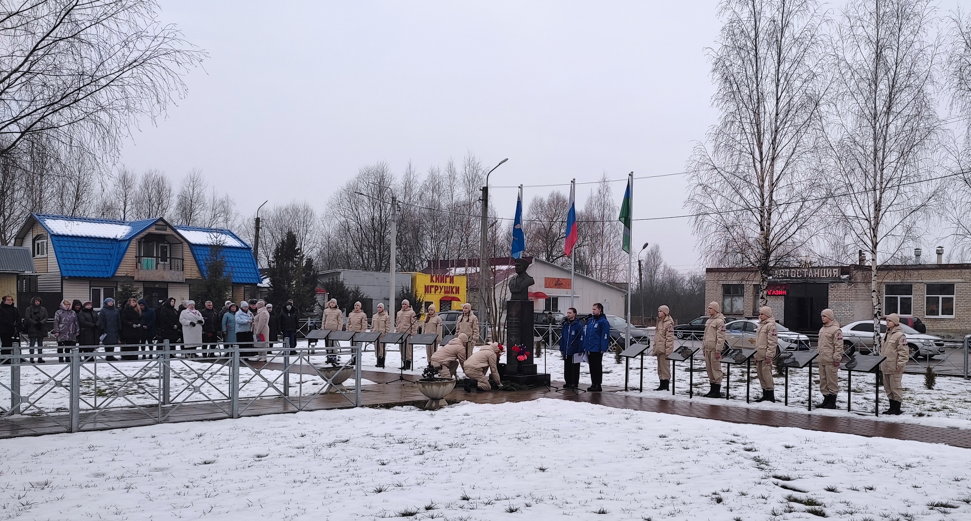 Мы помним! Цветы и благодарность: день памяти в Новоржевском муниципальном округе.